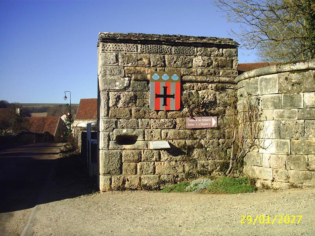 Le Puits Fortifié Salives Exterior foto